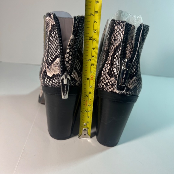 Vince Camuto Gigietta Bootie  7.5 Ash New Snake - Picture 6 of 9